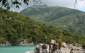 Les fallaises verte et l'eau turquoise de la côte d'Haïti