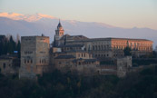 Vieille forteresse qui se situe dans la ville de Alhambra