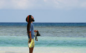Un homme Jamaïcain regardant la mer