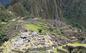 Jeune couple regardant le Machu Picchu, Pérou